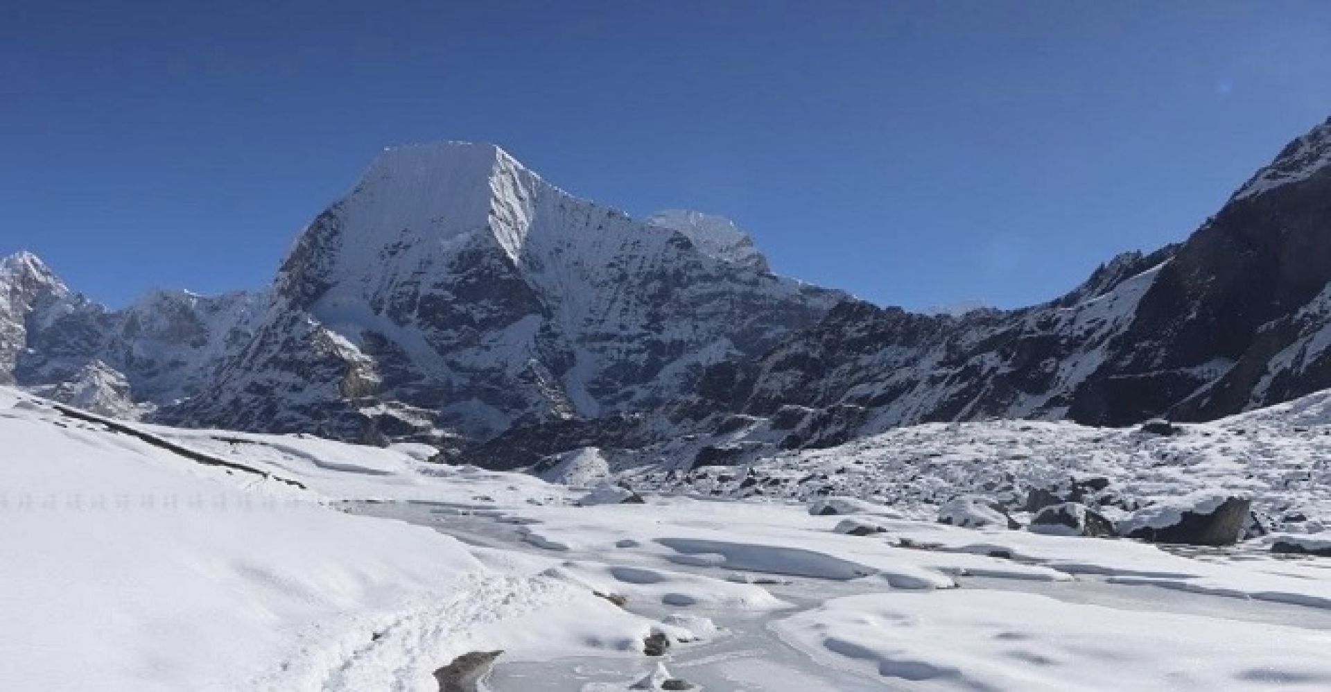 यलुङ रि हिमाल आरोहणमा हराएकाको खोजीकार्य स्थगित, पाँच जना अझै बेपत्ता